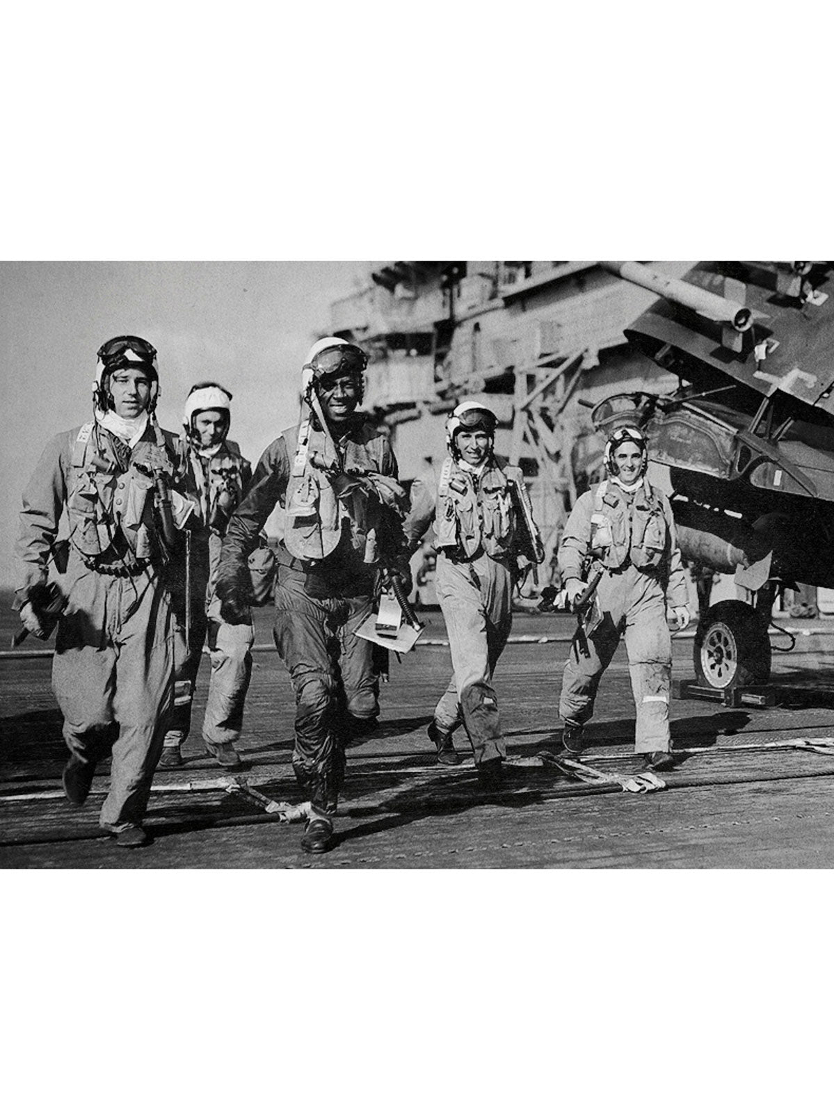 製品画像: 空中戦闘司令部シリーズのN3B中綿フライトジャケット全体を展示した画像。クラシックなミリタリーデザインの特徴が一目でわかる、保温性と防風性能を兼ね備えたジャケット。

詳細画像: アライグマ風の合成ファー襟とフライトエンブレムのディテールがクローズアップされた画像。襟の柔らかい質感とエンブレムのディテールが、ジャケットの軍旅スタイルを引き立てる。