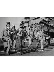 製品画像: 空中戦闘司令部シリーズのN3B中綿フライトジャケット全体を展示した画像。クラシックなミリタリーデザインの特徴が一目でわかる、保温性と防風性能を兼ね備えたジャケット。

詳細画像: アライグマ風の合成ファー襟とフライトエンブレムのディテールがクローズアップされた画像。襟の柔らかい質感とエンブレムのディテールが、ジャケットの軍旅スタイルを引き立てる。