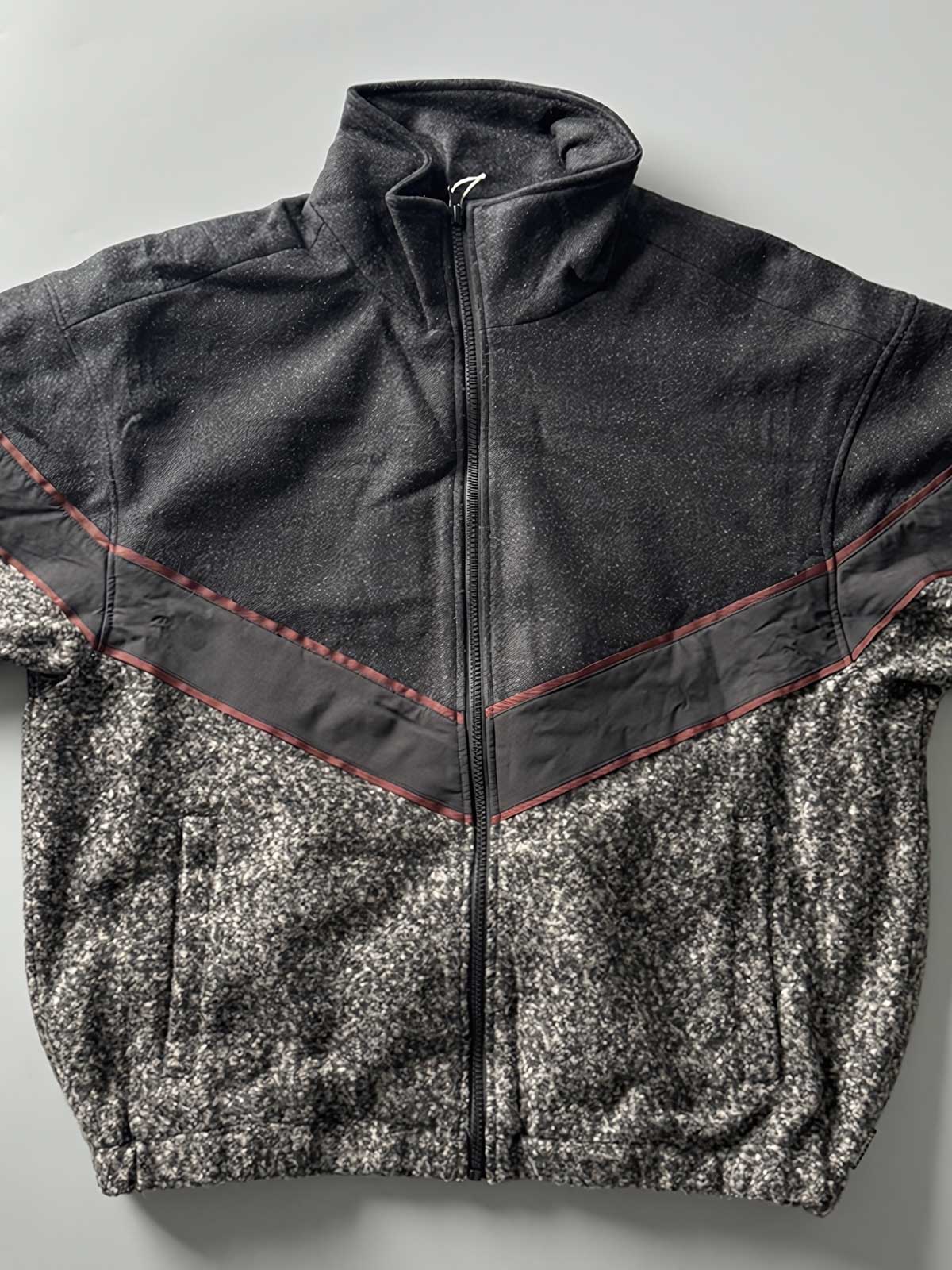 製品画像
ウール混紡パッチワークジャケットの全体展示図。立ち襟デザインとレトロなジオメトリックパターンが特徴の秋冬にぴったりなジャケット。

詳細画像
パッチワークジオメトリックパターンと立ち襟のディテールクローズアップ。素材の異なる部分が織りなす視覚的なレイヤリング効果を強調。