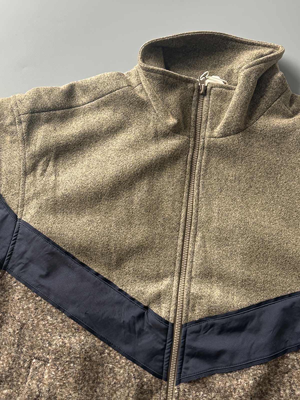 製品画像
ウール混紡パッチワークジャケットの全体展示図。立ち襟デザインとレトロなジオメトリックパターンが特徴の秋冬にぴったりなジャケット。

詳細画像
パッチワークジオメトリックパターンと立ち襟のディテールクローズアップ。素材の異なる部分が織りなす視覚的なレイヤリング効果を強調。