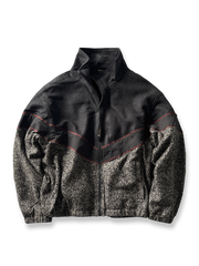 製品画像
ウール混紡パッチワークジャケットの全体展示図。立ち襟デザインとレトロなジオメトリックパターンが特徴の秋冬にぴったりなジャケット。

詳細画像
パッチワークジオメトリックパターンと立ち襟のディテールクローズアップ。素材の異なる部分が織りなす視覚的なレイヤリング効果を強調。