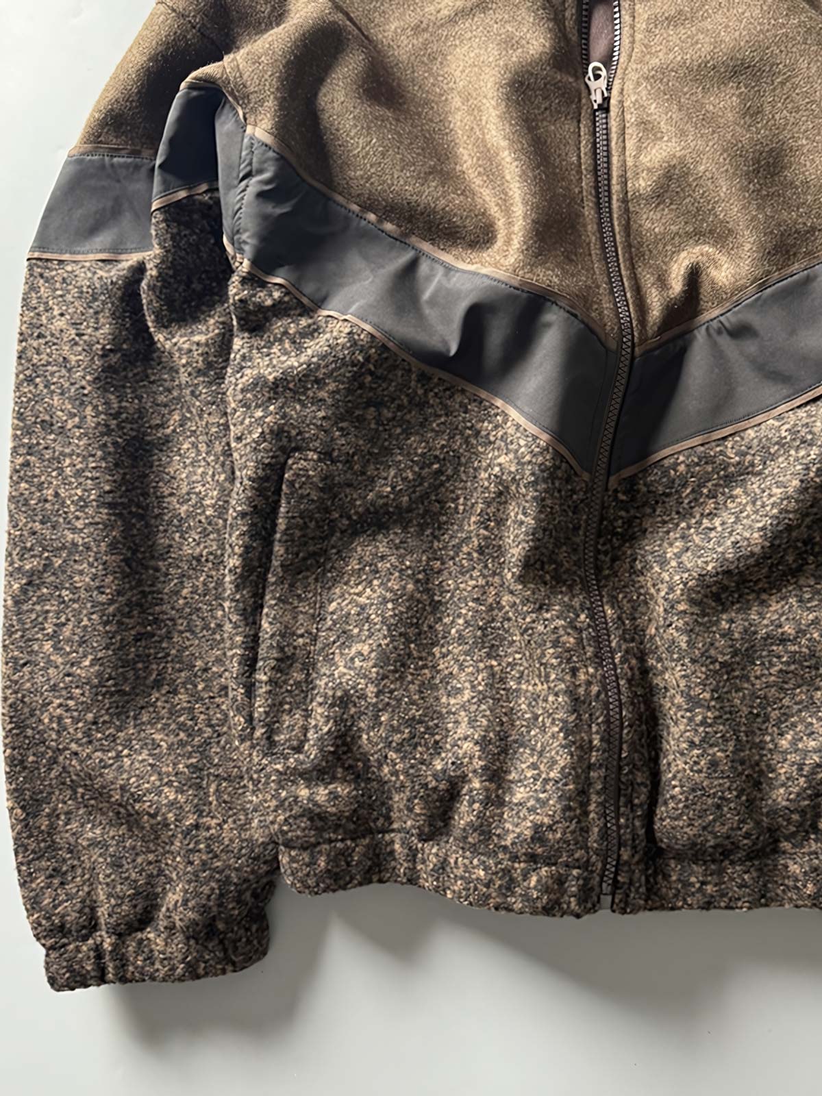 製品画像
ウール混紡パッチワークジャケットの全体展示図。立ち襟デザインとレトロなジオメトリックパターンが特徴の秋冬にぴったりなジャケット。

詳細画像
パッチワークジオメトリックパターンと立ち襟のディテールクローズアップ。素材の異なる部分が織りなす視覚的なレイヤリング効果を強調。