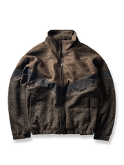 製品画像
ウール混紡パッチワークジャケットの全体展示図。立ち襟デザインとレトロなジオメトリックパターンが特徴の秋冬にぴったりなジャケット。

詳細画像
パッチワークジオメトリックパターンと立ち襟のディテールクローズアップ。素材の異なる部分が織りなす視覚的なレイヤリング効果を強調。