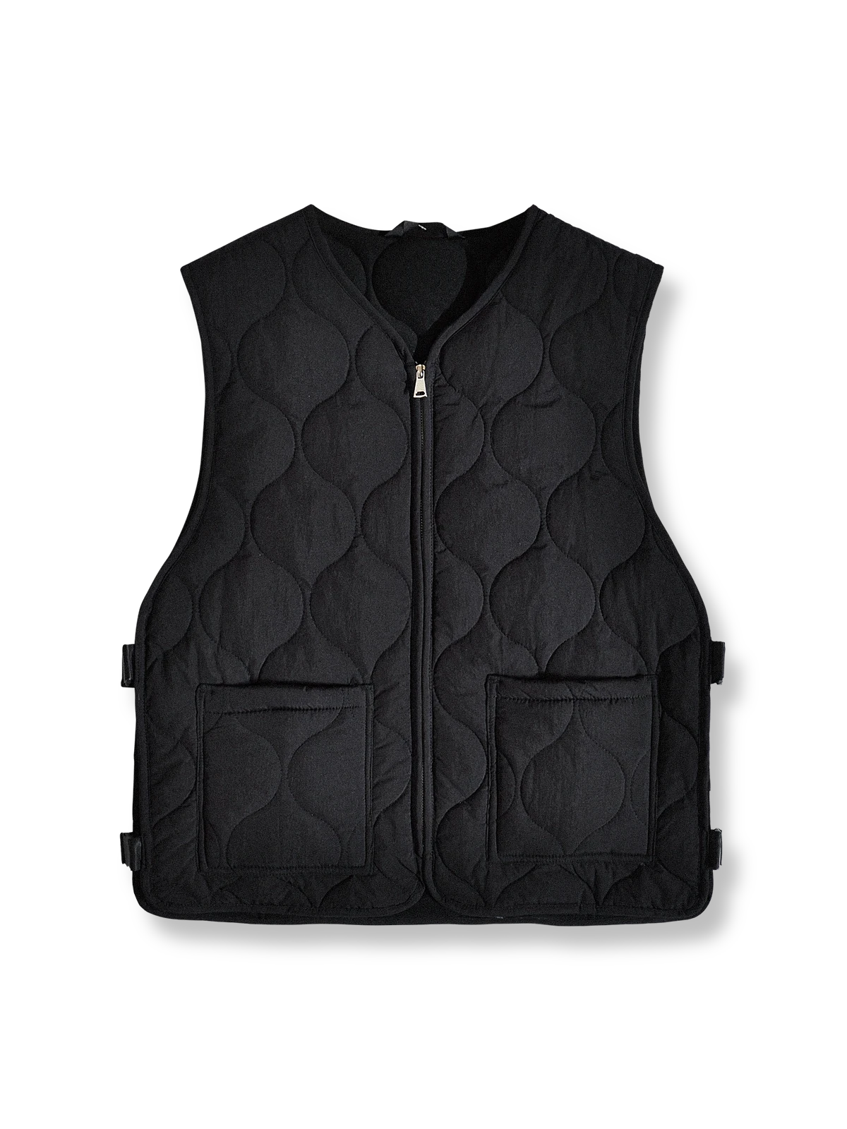 製品画像:
軽量で高密度撥水素材を使用したアウトドアスタイルのキルティングインサレーションベスト、波模様のキルティングデザインと大容量ワークポケット付き

詳細画像:
波模様のキルティングデザイン、細部にこだわった高密度撥水素材、内側の起毛素材とバックル開きディテールのクローズアップ