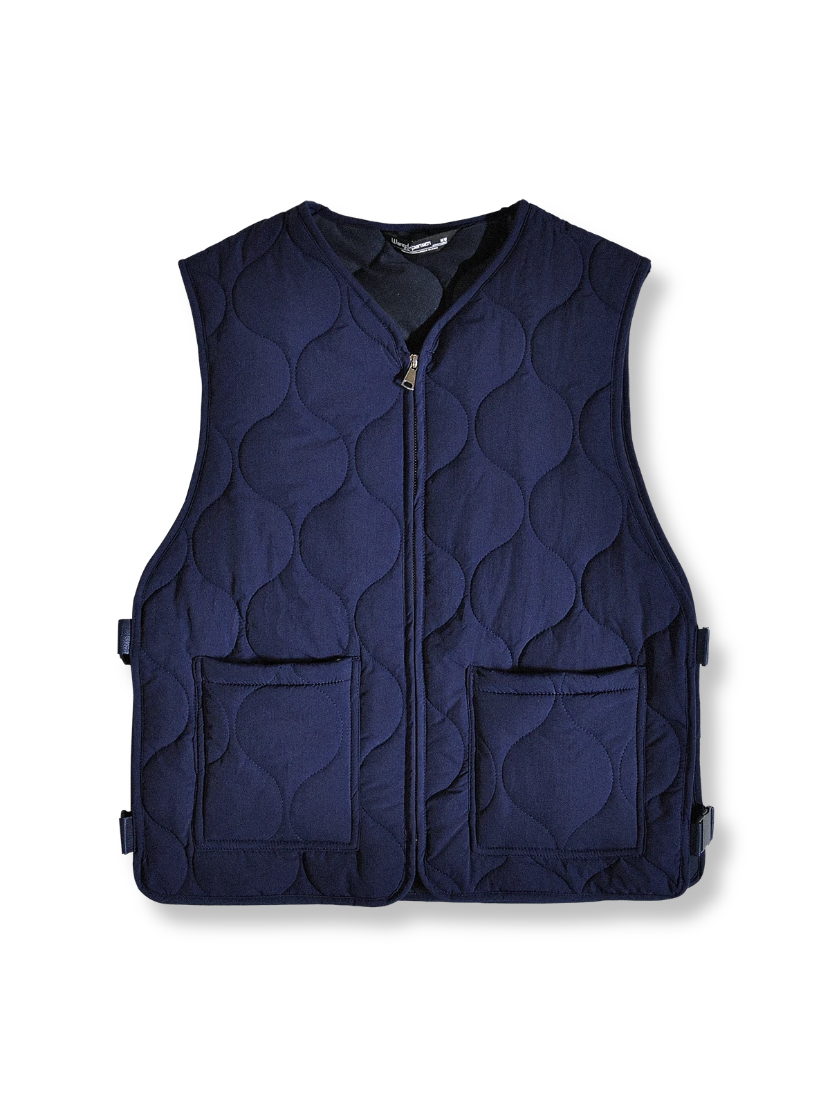 製品画像:
軽量で高密度撥水素材を使用したアウトドアスタイルのキルティングインサレーションベスト、波模様のキルティングデザインと大容量ワークポケット付き

詳細画像:
波模様のキルティングデザイン、細部にこだわった高密度撥水素材、内側の起毛素材とバックル開きディテールのクローズアップ