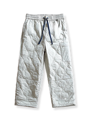 製品画像: 防風・防水機能を備えたキルティング中綿入り保温パンツ全体展示図。冬のアウトドア活動や寒い季節のカジュアルコーディネートに最適な高機能パンツ。

詳細画像: 高反発中綿が使用されたキルティングデザインのディテール。ウエストの伸縮性ゴムとドローコード、裾部分の調節機能で、機能性と快適さを兼ね備えたアウトドアパンツの特徴。