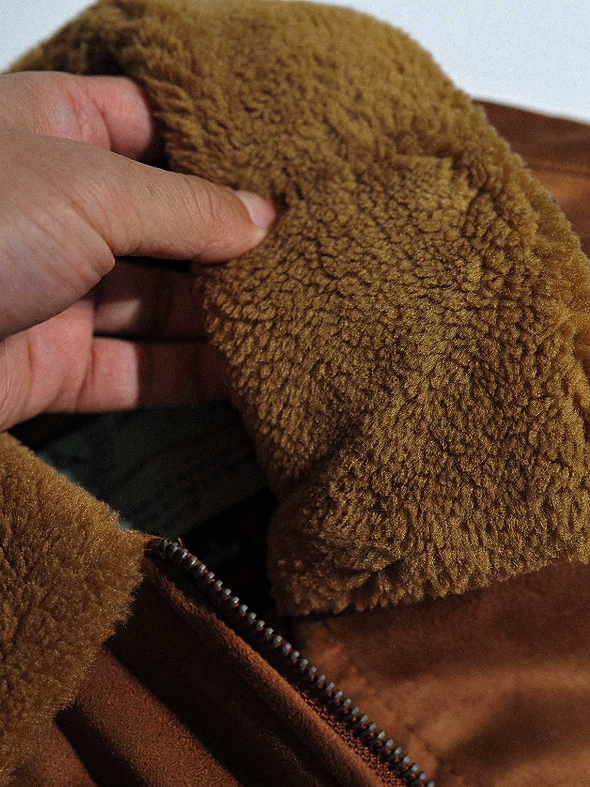 製品画像代替テキスト
フェイクスエード裏起毛ハンティングジャケット、アメリカンヴィンテージスタイルのデザイン。シープスキンライニングとフェイクムートン襟が特徴の秋冬アウター。カーキやブラックのカラー展開。

詳細画像代替テキスト
フェイクスエード裏起毛素材とシープスキンライニングのディテール。フェイクムートン襟とリブ編みの裾、ヴィンテージ感漂うデザイン。機能性とデザイン性を兼ね備えた大きなフラップポケット。
