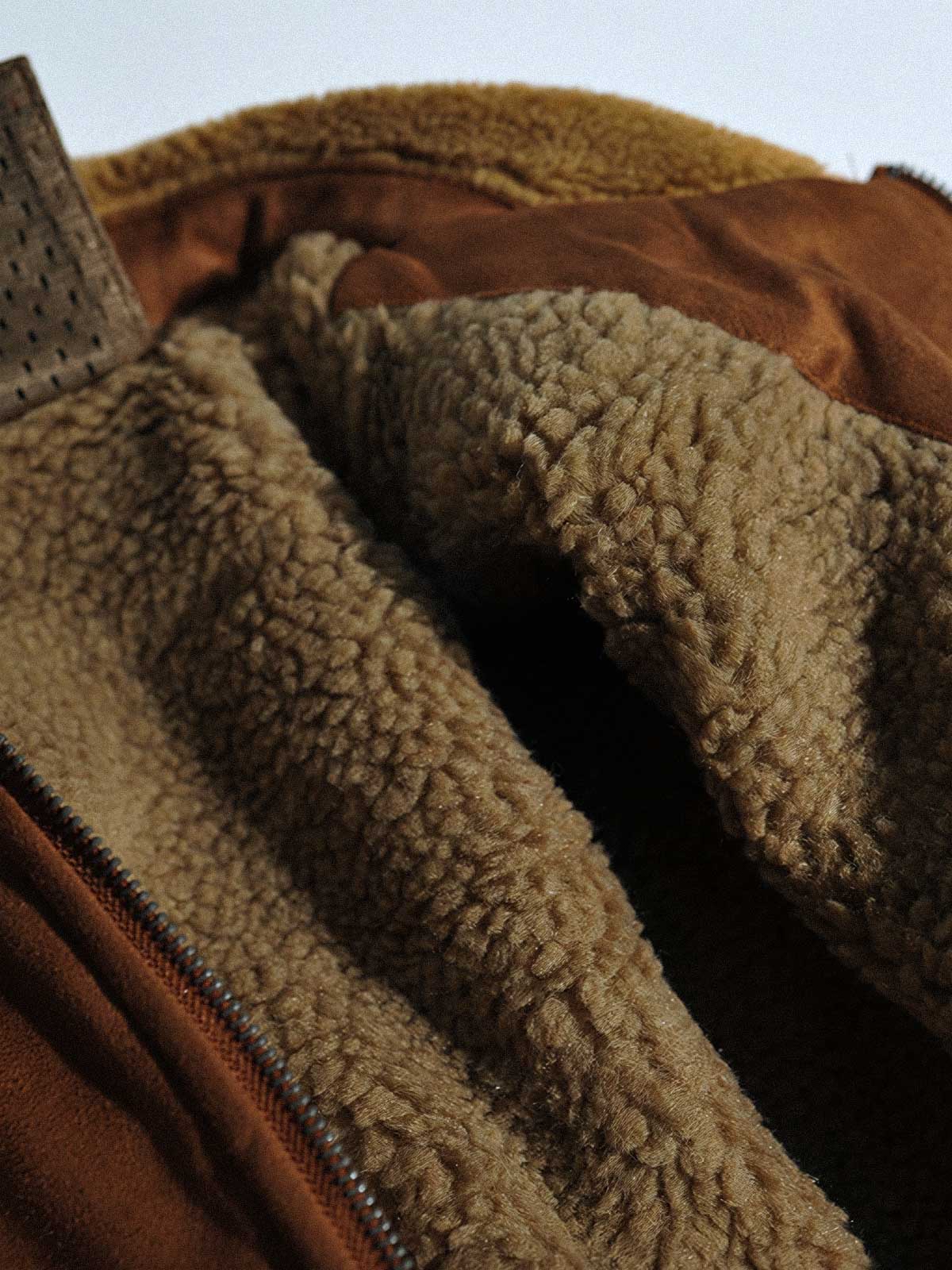 製品画像代替テキスト
フェイクスエード裏起毛ハンティングジャケット、アメリカンヴィンテージスタイルのデザイン。シープスキンライニングとフェイクムートン襟が特徴の秋冬アウター。カーキやブラックのカラー展開。

詳細画像代替テキスト
フェイクスエード裏起毛素材とシープスキンライニングのディテール。フェイクムートン襟とリブ編みの裾、ヴィンテージ感漂うデザイン。機能性とデザイン性を兼ね備えた大きなフラップポケット。
