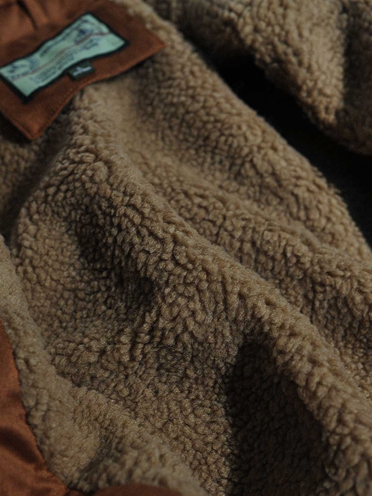 製品画像代替テキスト
フェイクスエード裏起毛ハンティングジャケット、アメリカンヴィンテージスタイルのデザイン。シープスキンライニングとフェイクムートン襟が特徴の秋冬アウター。カーキやブラックのカラー展開。

詳細画像代替テキスト
フェイクスエード裏起毛素材とシープスキンライニングのディテール。フェイクムートン襟とリブ編みの裾、ヴィンテージ感漂うデザイン。機能性とデザイン性を兼ね備えた大きなフラップポケット。
