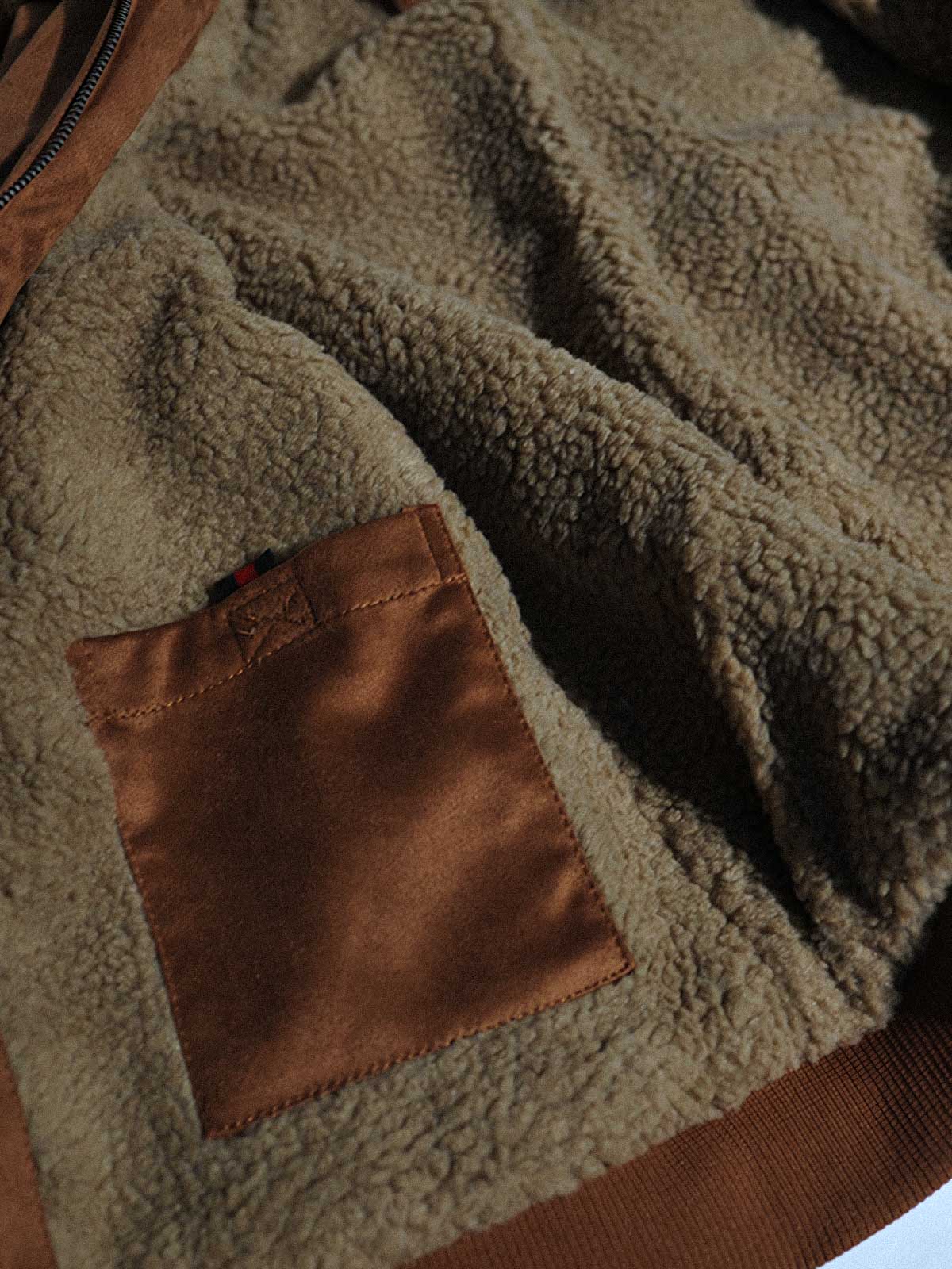 製品画像代替テキスト
フェイクスエード裏起毛ハンティングジャケット、アメリカンヴィンテージスタイルのデザイン。シープスキンライニングとフェイクムートン襟が特徴の秋冬アウター。カーキやブラックのカラー展開。

詳細画像代替テキスト
フェイクスエード裏起毛素材とシープスキンライニングのディテール。フェイクムートン襟とリブ編みの裾、ヴィンテージ感漂うデザイン。機能性とデザイン性を兼ね備えた大きなフラップポケット。
