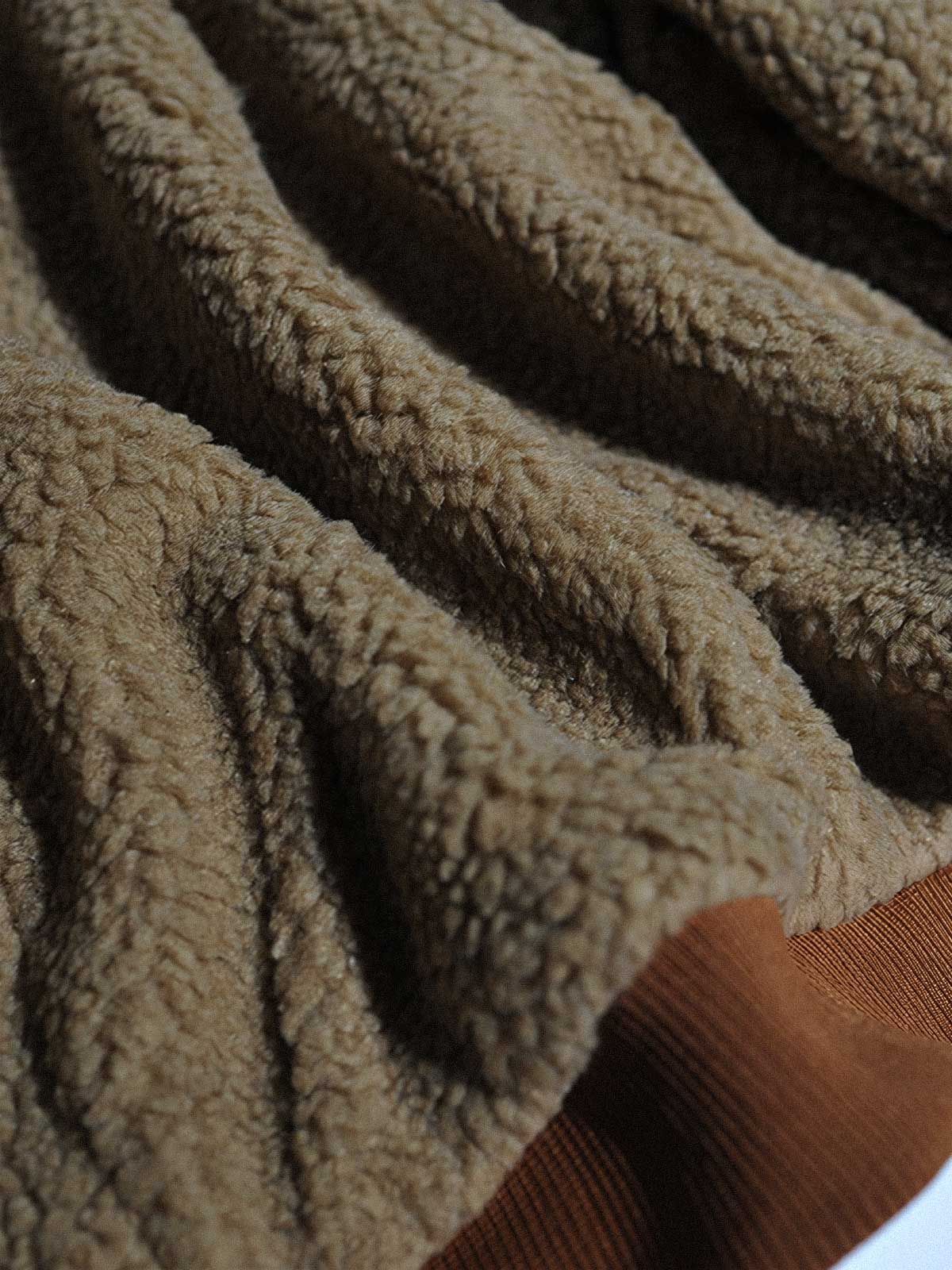 製品画像代替テキスト
フェイクスエード裏起毛ハンティングジャケット、アメリカンヴィンテージスタイルのデザイン。シープスキンライニングとフェイクムートン襟が特徴の秋冬アウター。カーキやブラックのカラー展開。

詳細画像代替テキスト
フェイクスエード裏起毛素材とシープスキンライニングのディテール。フェイクムートン襟とリブ編みの裾、ヴィンテージ感漂うデザイン。機能性とデザイン性を兼ね備えた大きなフラップポケット。
