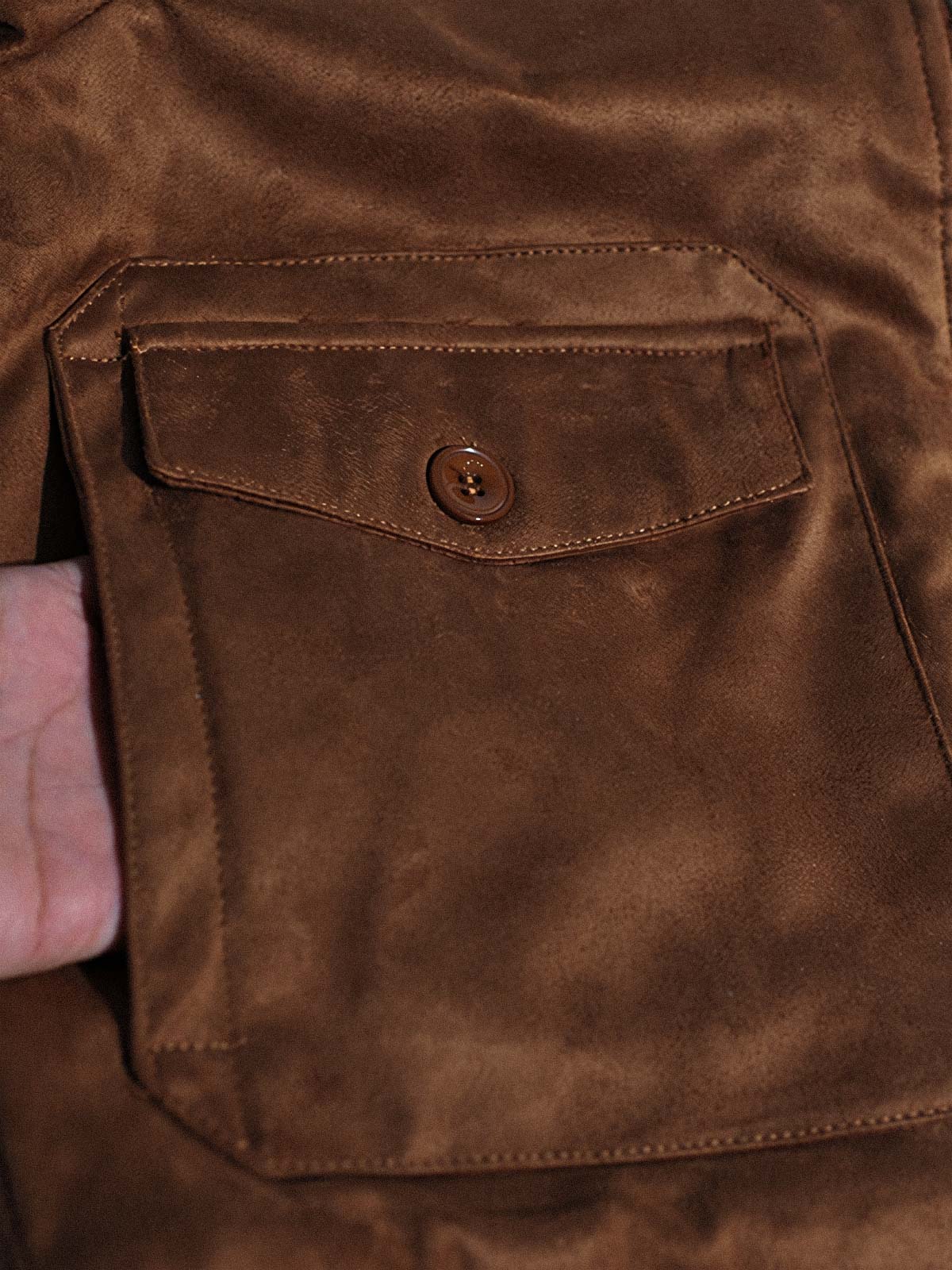 製品画像代替テキスト
フェイクスエード裏起毛ハンティングジャケット、アメリカンヴィンテージスタイルのデザイン。シープスキンライニングとフェイクムートン襟が特徴の秋冬アウター。カーキやブラックのカラー展開。

詳細画像代替テキスト
フェイクスエード裏起毛素材とシープスキンライニングのディテール。フェイクムートン襟とリブ編みの裾、ヴィンテージ感漂うデザイン。機能性とデザイン性を兼ね備えた大きなフラップポケット。
