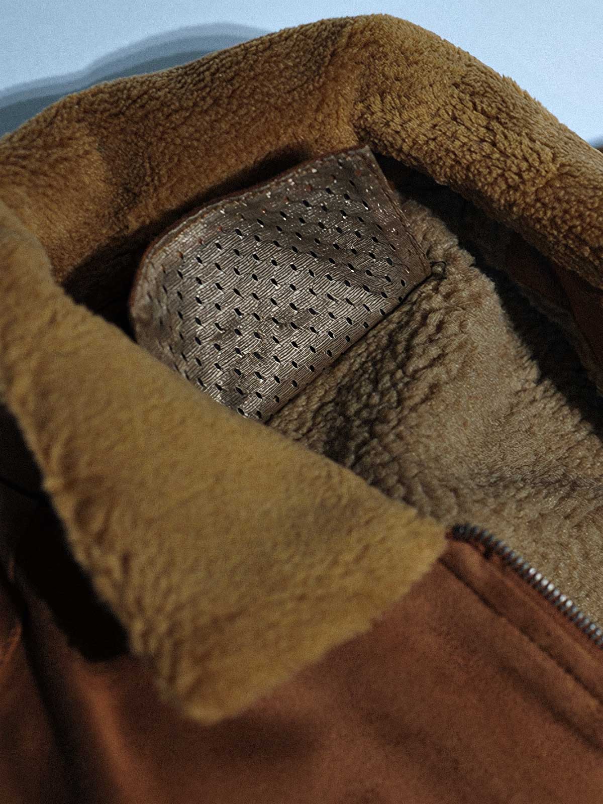 製品画像代替テキスト
フェイクスエード裏起毛ハンティングジャケット、アメリカンヴィンテージスタイルのデザイン。シープスキンライニングとフェイクムートン襟が特徴の秋冬アウター。カーキやブラックのカラー展開。

詳細画像代替テキスト
フェイクスエード裏起毛素材とシープスキンライニングのディテール。フェイクムートン襟とリブ編みの裾、ヴィンテージ感漂うデザイン。機能性とデザイン性を兼ね備えた大きなフラップポケット。
