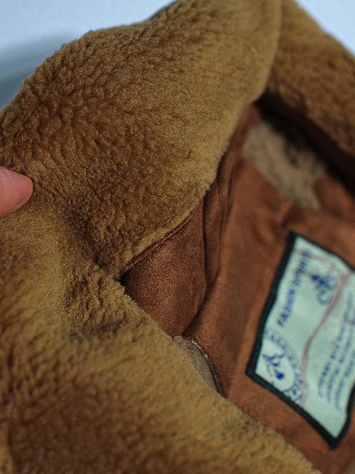 製品画像代替テキスト
フェイクスエード裏起毛ハンティングジャケット、アメリカンヴィンテージスタイルのデザイン。シープスキンライニングとフェイクムートン襟が特徴の秋冬アウター。カーキやブラックのカラー展開。

詳細画像代替テキスト
フェイクスエード裏起毛素材とシープスキンライニングのディテール。フェイクムートン襟とリブ編みの裾、ヴィンテージ感漂うデザイン。機能性とデザイン性を兼ね備えた大きなフラップポケット。
