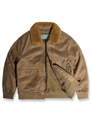 製品画像代替テキスト
フェイクスエード裏起毛ハンティングジャケット、アメリカンヴィンテージスタイルのデザイン。シープスキンライニングとフェイクムートン襟が特徴の秋冬アウター。カーキやブラックのカラー展開。

詳細画像代替テキスト
フェイクスエード裏起毛素材とシープスキンライニングのディテール。フェイクムートン襟とリブ編みの裾、ヴィンテージ感漂うデザイン。機能性とデザイン性を兼ね備えた大きなフラップポケット。
