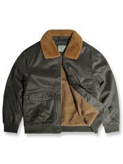 製品画像代替テキスト
フェイクスエード裏起毛ハンティングジャケット、アメリカンヴィンテージスタイルのデザイン。シープスキンライニングとフェイクムートン襟が特徴の秋冬アウター。カーキやブラックのカラー展開。

詳細画像代替テキスト
フェイクスエード裏起毛素材とシープスキンライニングのディテール。フェイクムートン襟とリブ編みの裾、ヴィンテージ感漂うデザイン。機能性とデザイン性を兼ね備えた大きなフラップポケット。
