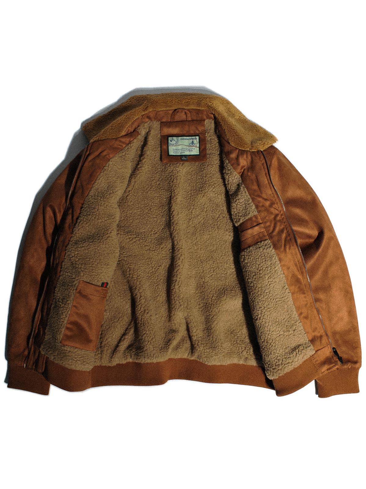 製品画像代替テキスト
フェイクスエード裏起毛ハンティングジャケット、アメリカンヴィンテージスタイルのデザイン。シープスキンライニングとフェイクムートン襟が特徴の秋冬アウター。カーキやブラックのカラー展開。

詳細画像代替テキスト
フェイクスエード裏起毛素材とシープスキンライニングのディテール。フェイクムートン襟とリブ編みの裾、ヴィンテージ感漂うデザイン。機能性とデザイン性を兼ね備えた大きなフラップポケット。
