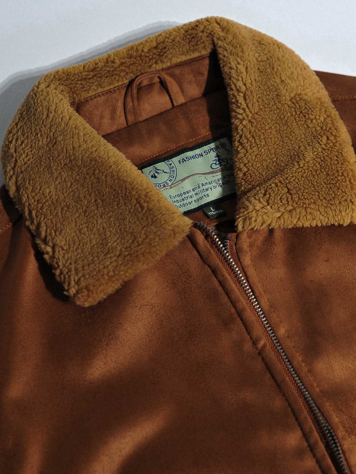 製品画像代替テキスト
フェイクスエード裏起毛ハンティングジャケット、アメリカンヴィンテージスタイルのデザイン。シープスキンライニングとフェイクムートン襟が特徴の秋冬アウター。カーキやブラックのカラー展開。

詳細画像代替テキスト
フェイクスエード裏起毛素材とシープスキンライニングのディテール。フェイクムートン襟とリブ編みの裾、ヴィンテージ感漂うデザイン。機能性とデザイン性を兼ね備えた大きなフラップポケット。
