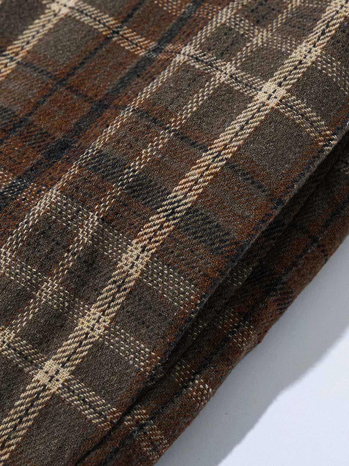 製品画像: レトロなチェック柄とフード付きデザインが特徴的な中綿ジャケットの正面全景。ウール調素材が暖かさと快適さを兼ね備えた秋冬に最適なアイテム。リラックスしたフィット感で、ワークスタイルにもぴったり。

詳細画像: フードデザインと胸元のポケットディテールが際立つチェック柄中綿ジャケット。柔らかなウール調素材が視覚的に立体感を持ちながらも、肌触りが良く、秋冬のコーディネートに最適な暖かい質感。