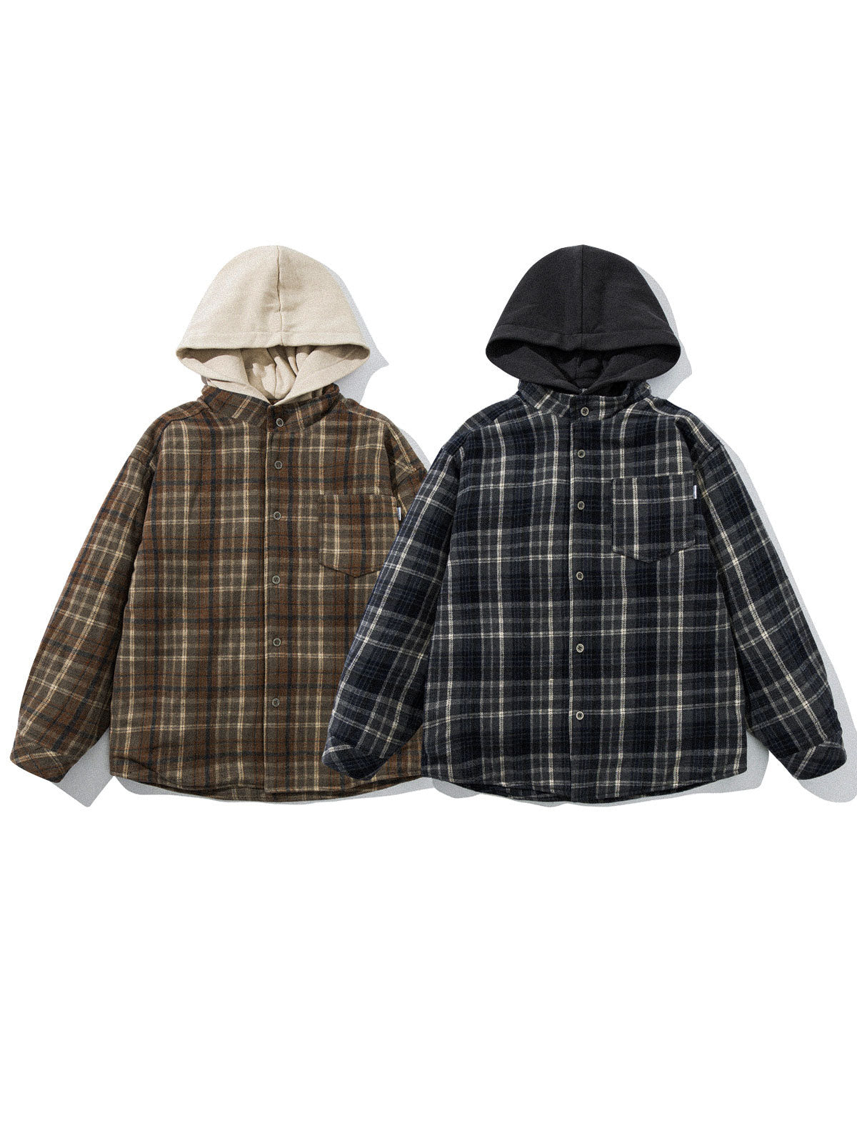製品画像: レトロなチェック柄とフード付きデザインが特徴的な中綿ジャケットの正面全景。ウール調素材が暖かさと快適さを兼ね備えた秋冬に最適なアイテム。リラックスしたフィット感で、ワークスタイルにもぴったり。

詳細画像: フードデザインと胸元のポケットディテールが際立つチェック柄中綿ジャケット。柔らかなウール調素材が視覚的に立体感を持ちながらも、肌触りが良く、秋冬のコーディネートに最適な暖かい質感。