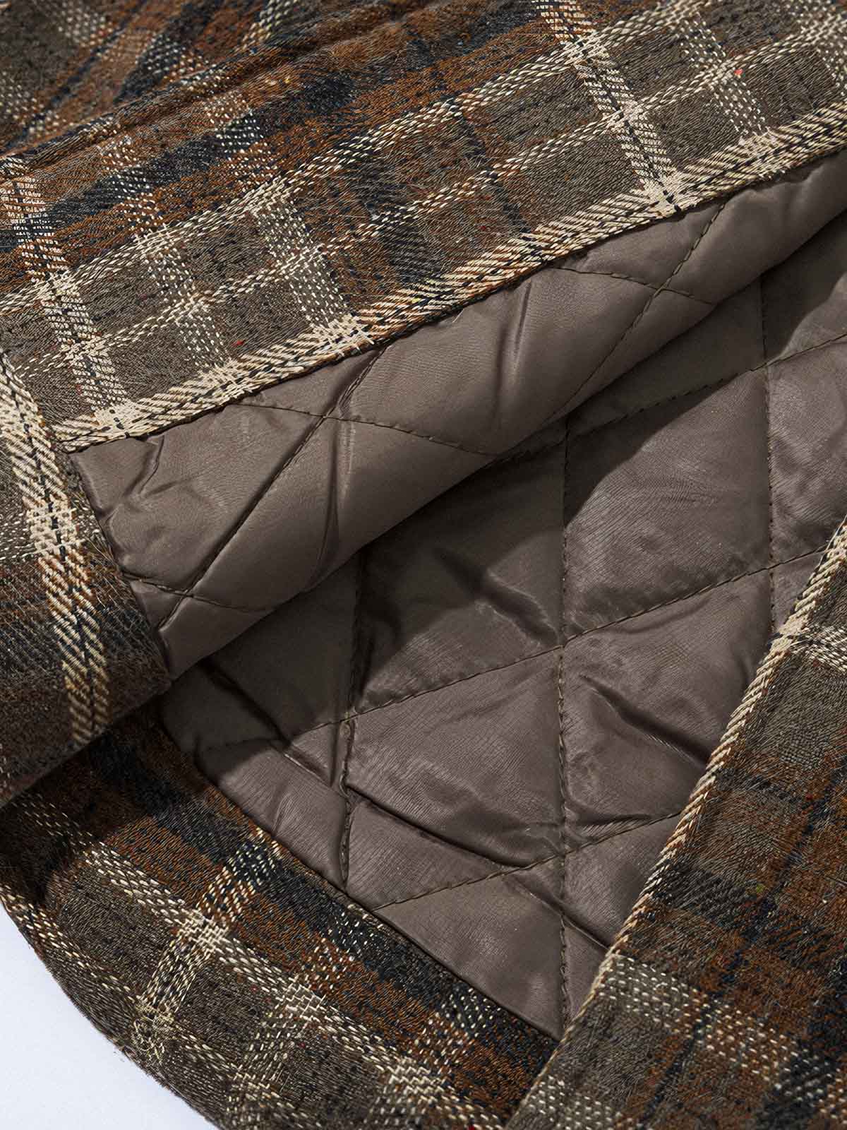 製品画像: レトロなチェック柄とフード付きデザインが特徴的な中綿ジャケットの正面全景。ウール調素材が暖かさと快適さを兼ね備えた秋冬に最適なアイテム。リラックスしたフィット感で、ワークスタイルにもぴったり。

詳細画像: フードデザインと胸元のポケットディテールが際立つチェック柄中綿ジャケット。柔らかなウール調素材が視覚的に立体感を持ちながらも、肌触りが良く、秋冬のコーディネートに最適な暖かい質感。