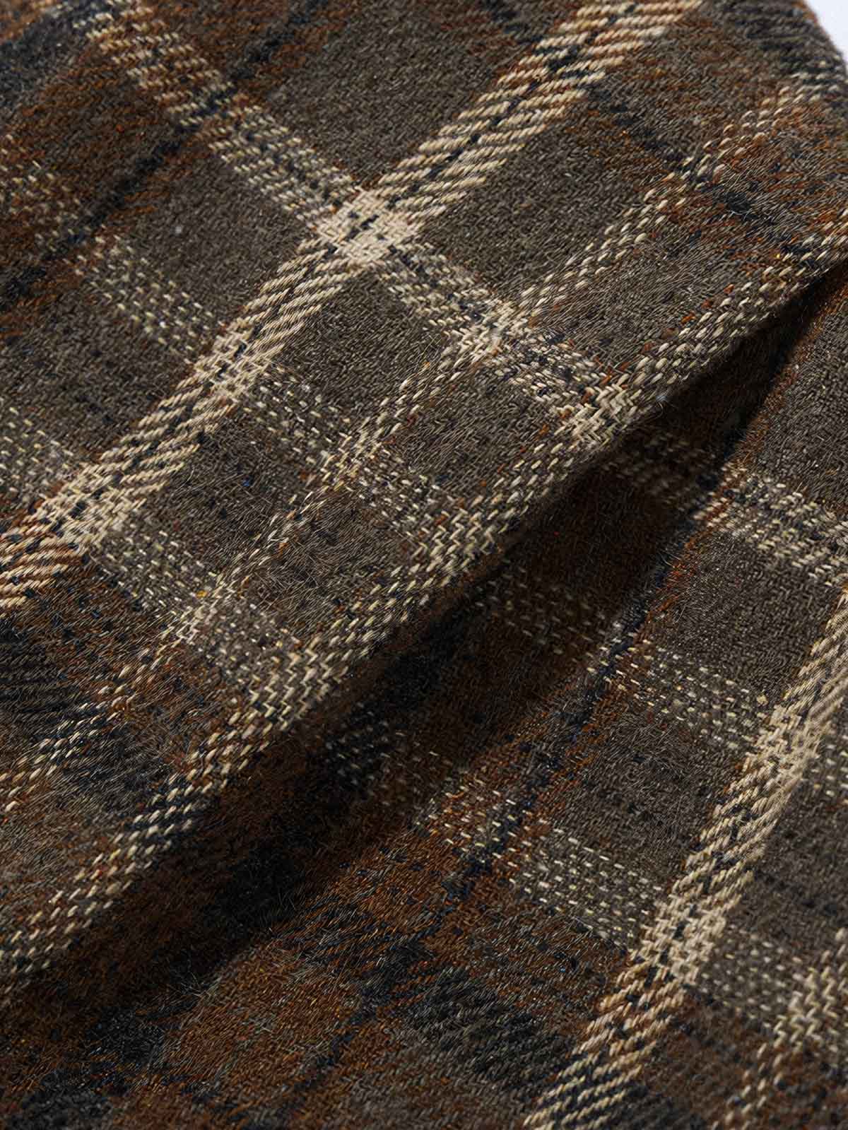 製品画像: レトロなチェック柄とフード付きデザインが特徴的な中綿ジャケットの正面全景。ウール調素材が暖かさと快適さを兼ね備えた秋冬に最適なアイテム。リラックスしたフィット感で、ワークスタイルにもぴったり。

詳細画像: フードデザインと胸元のポケットディテールが際立つチェック柄中綿ジャケット。柔らかなウール調素材が視覚的に立体感を持ちながらも、肌触りが良く、秋冬のコーディネートに最適な暖かい質感。