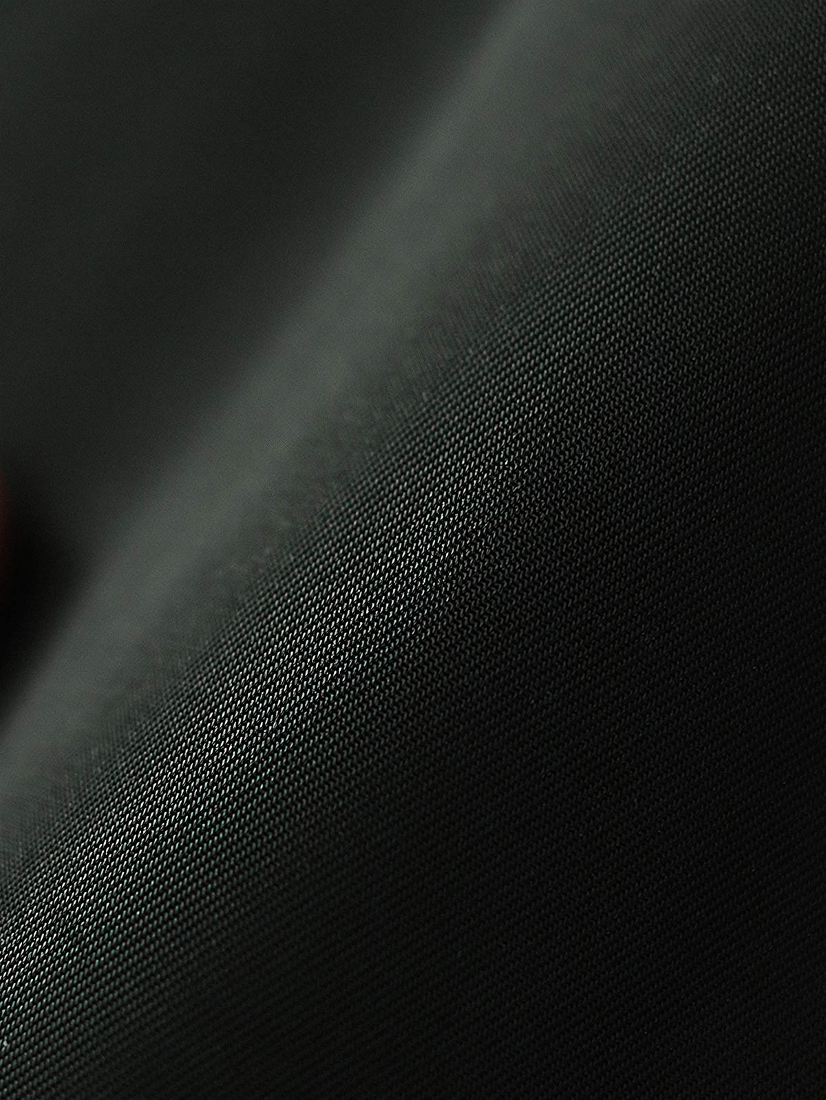 製品画像: コーデュロイカラーのコントラスト襟とオイルワックス加工が施されたハンティングジャケット。高密度梭織生地を使用し、耐久性とレトロ感を兼ね備えたデザイン。

詳細画像: チェック柄のキルティングライニングとスナップボタン付き風防襟のディテール。YKKのダブルヘッドラウンドリングジッパーと多機能ポケット配置が実用性を高めています。