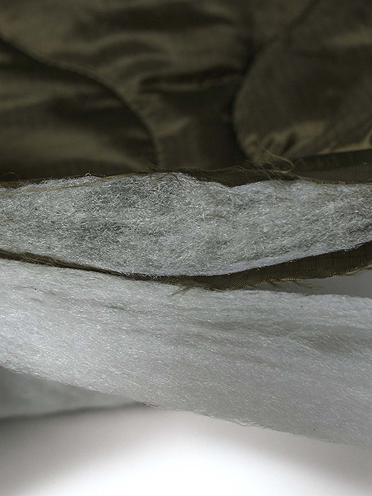 製品画像: 弧形キルティングデザインの軽量インナーダウンジャケット、ミリタリースタイルでレトロ感と現代的な機能性を兼ね備えた秋冬の必須アイテム。

詳細画像: リバーシブルデザイン（オリーブグリーンとレスキューオレンジ）、袖口のリブ編みが冷気をシャットアウト。軽量でありながら優れた保温性を提供。