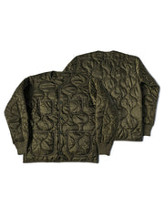 製品画像: 弧形キルティングデザインの軽量インナーダウンジャケット、ミリタリースタイルでレトロ感と現代的な機能性を兼ね備えた秋冬の必須アイテム。

詳細画像: リバーシブルデザイン（オリーブグリーンとレスキューオレンジ）、袖口のリブ編みが冷気をシャットアウト。軽量でありながら優れた保温性を提供。