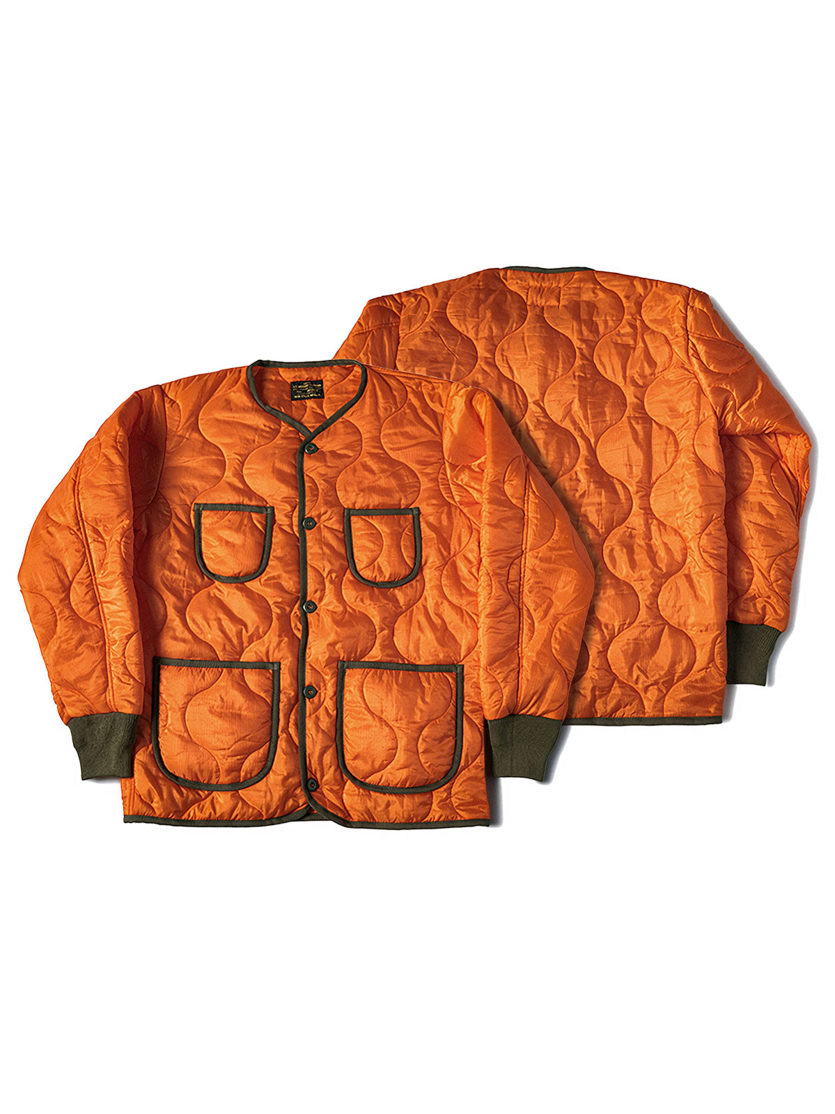 製品画像: 弧形キルティングデザインの軽量インナーダウンジャケット、ミリタリースタイルでレトロ感と現代的な機能性を兼ね備えた秋冬の必須アイテム。

詳細画像: リバーシブルデザイン（オリーブグリーンとレスキューオレンジ）、袖口のリブ編みが冷気をシャットアウト。軽量でありながら優れた保温性を提供。