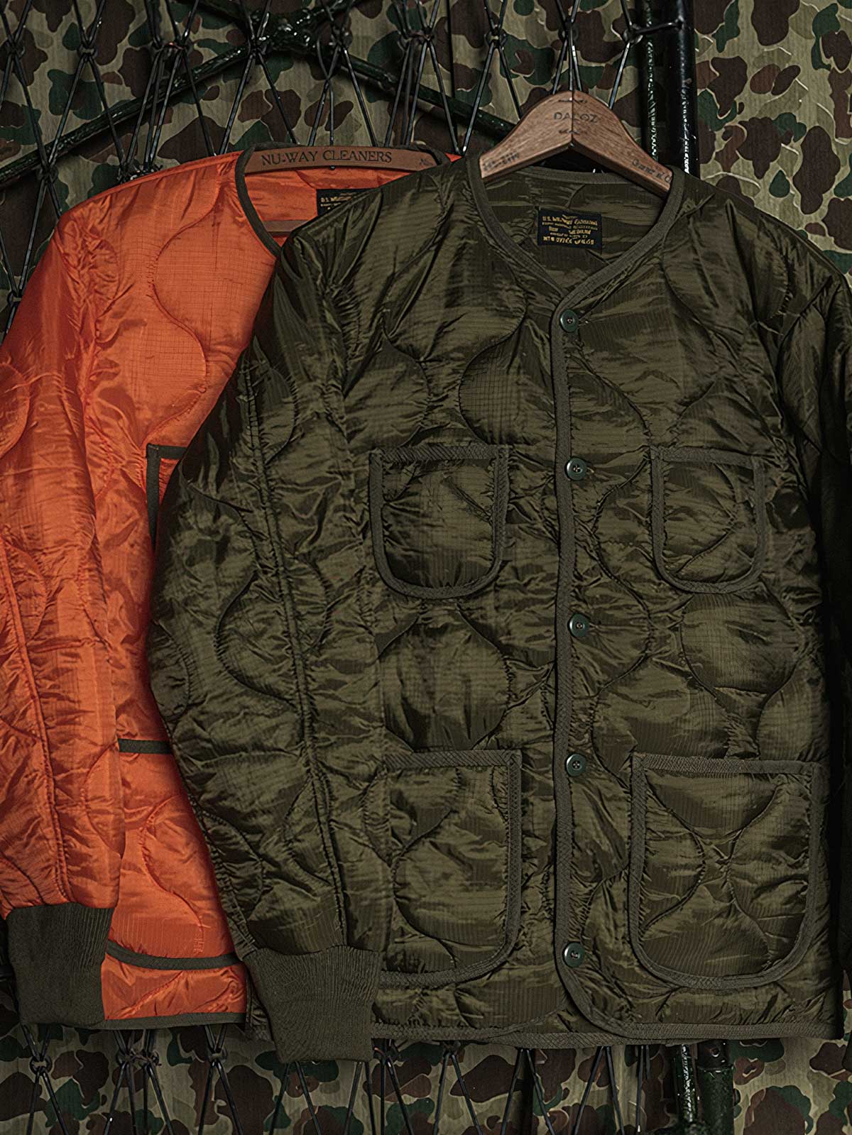 製品画像: 弧形キルティングデザインの軽量インナーダウンジャケット、ミリタリースタイルでレトロ感と現代的な機能性を兼ね備えた秋冬の必須アイテム。

詳細画像: リバーシブルデザイン（オリーブグリーンとレスキューオレンジ）、袖口のリブ編みが冷気をシャットアウト。軽量でありながら優れた保温性を提供。