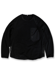 製品画像: サイドジップフリーススウェットの正面展示画像。ヴィンテージ風デザインが特徴で、ボタン付きネックデザインがクルーネックとノーカラーの2通りのスタイルを楽しめます。両面起毛の75Dフリース素材で、優れた保温性と通気性を実現し、アウトドアや日常使いに最適。

詳細画像: サイドジップのスリットデザイン、ラグランスリーブ、オーバーサイズのカットが特徴。伸縮性のあるリブ袖と裾で、動きやすさと快適さを提供。耐久性に優れ、毛玉ができにくいフリース素材を使用。