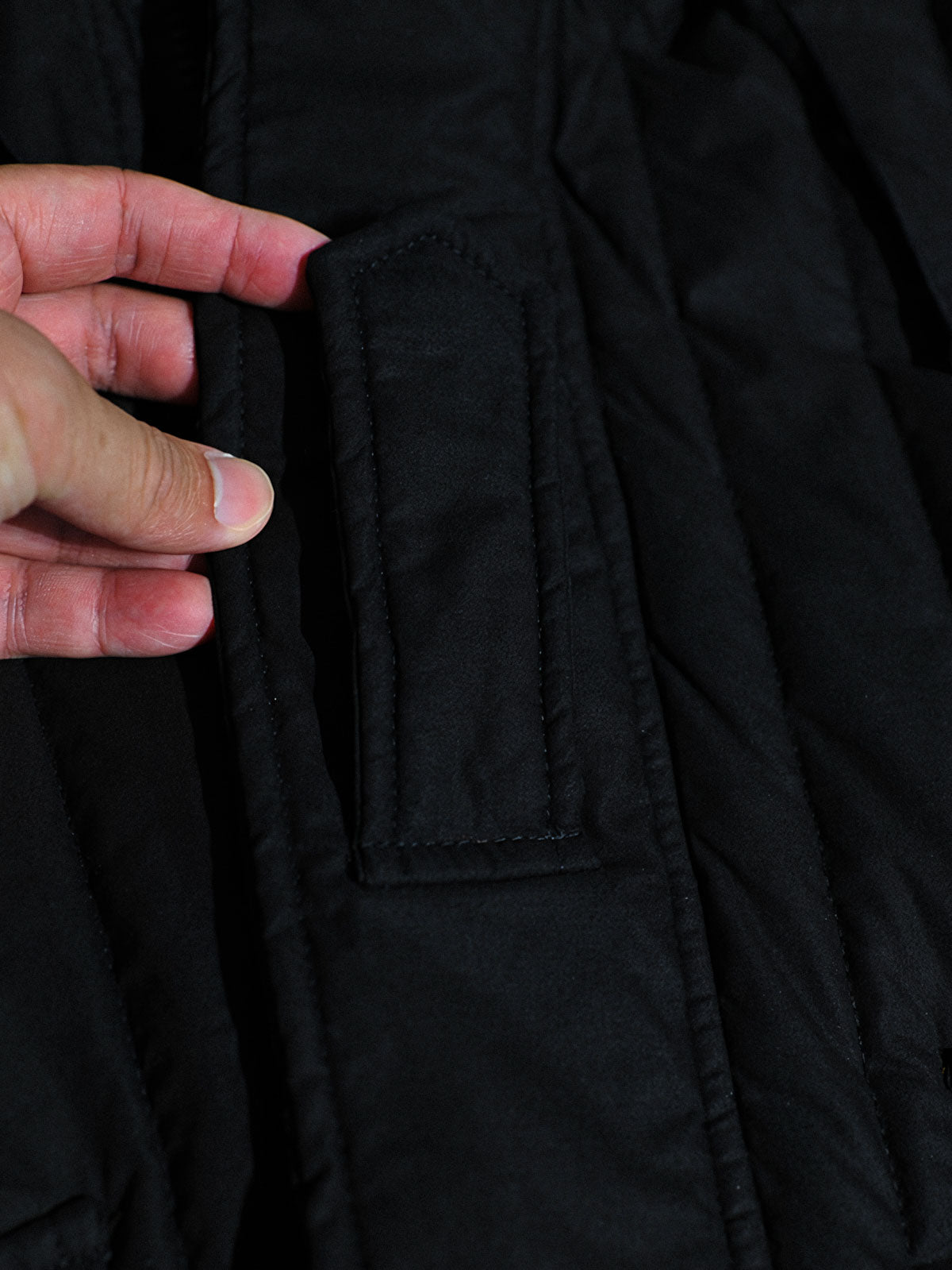 製品画像: M51改良型フード付き中綿ジャケット、アメリカンミリタリー風のデザイン。大きな立体ポケットとドローコード付きフードが特徴で、優れた防風性と保温性を提供します。

詳細画像: フードに付属した小さなツバと風防ボタン、精梳コットン表地とシルク風中綿の組み合わせ。大きなサイドポケットと袖のマジックテープポケットのディテールが際立っています。