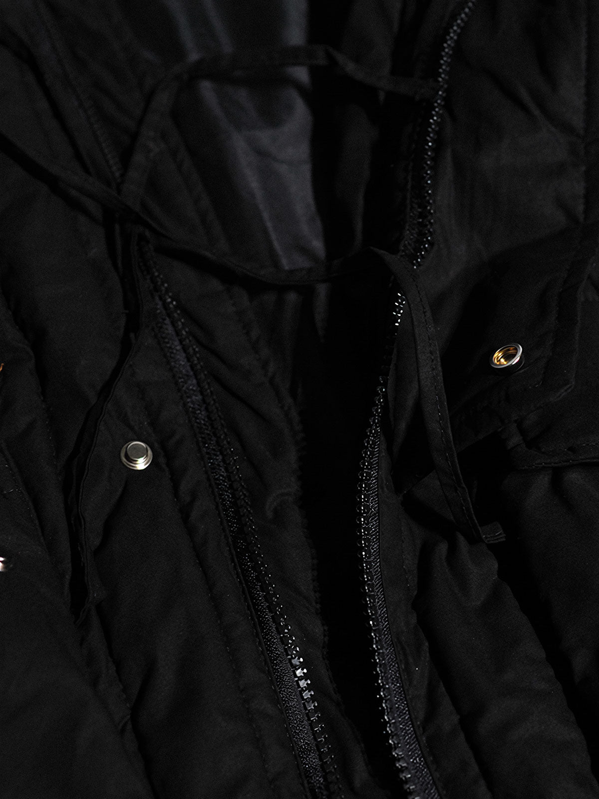 製品画像: M51改良型フード付き中綿ジャケット、アメリカンミリタリー風のデザイン。大きな立体ポケットとドローコード付きフードが特徴で、優れた防風性と保温性を提供します。

詳細画像: フードに付属した小さなツバと風防ボタン、精梳コットン表地とシルク風中綿の組み合わせ。大きなサイドポケットと袖のマジックテープポケットのディテールが際立っています。