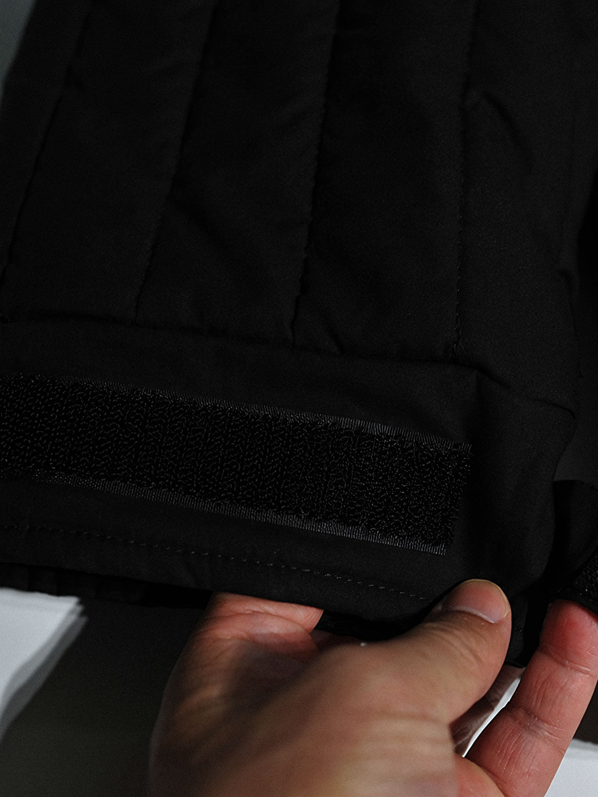 製品画像: M51改良型フード付き中綿ジャケット、アメリカンミリタリー風のデザイン。大きな立体ポケットとドローコード付きフードが特徴で、優れた防風性と保温性を提供します。

詳細画像: フードに付属した小さなツバと風防ボタン、精梳コットン表地とシルク風中綿の組み合わせ。大きなサイドポケットと袖のマジックテープポケットのディテールが際立っています。