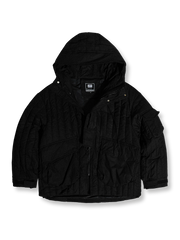 製品画像: M51改良型フード付き中綿ジャケット、アメリカンミリタリー風のデザイン。大きな立体ポケットとドローコード付きフードが特徴で、優れた防風性と保温性を提供します。

詳細画像: フードに付属した小さなツバと風防ボタン、精梳コットン表地とシルク風中綿の組み合わせ。大きなサイドポケットと袖のマジックテープポケットのディテールが際立っています。