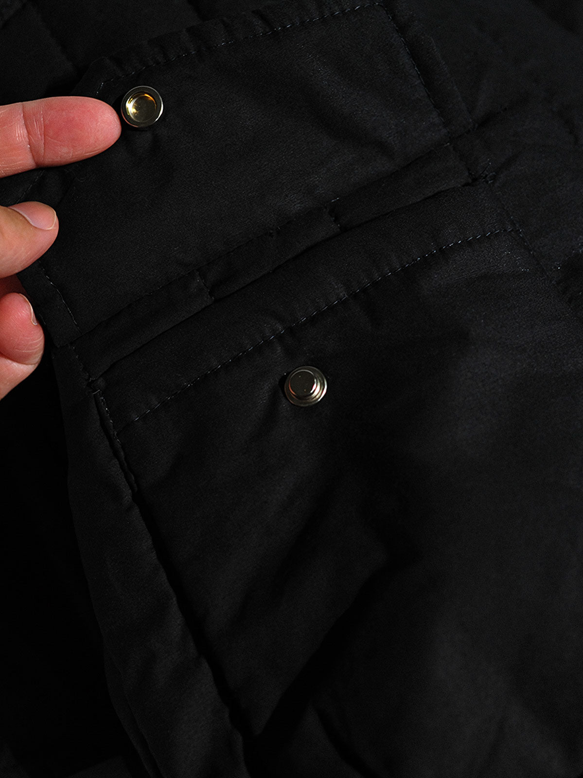 製品画像: M51改良型フード付き中綿ジャケット、アメリカンミリタリー風のデザイン。大きな立体ポケットとドローコード付きフードが特徴で、優れた防風性と保温性を提供します。

詳細画像: フードに付属した小さなツバと風防ボタン、精梳コットン表地とシルク風中綿の組み合わせ。大きなサイドポケットと袖のマジックテープポケットのディテールが際立っています。