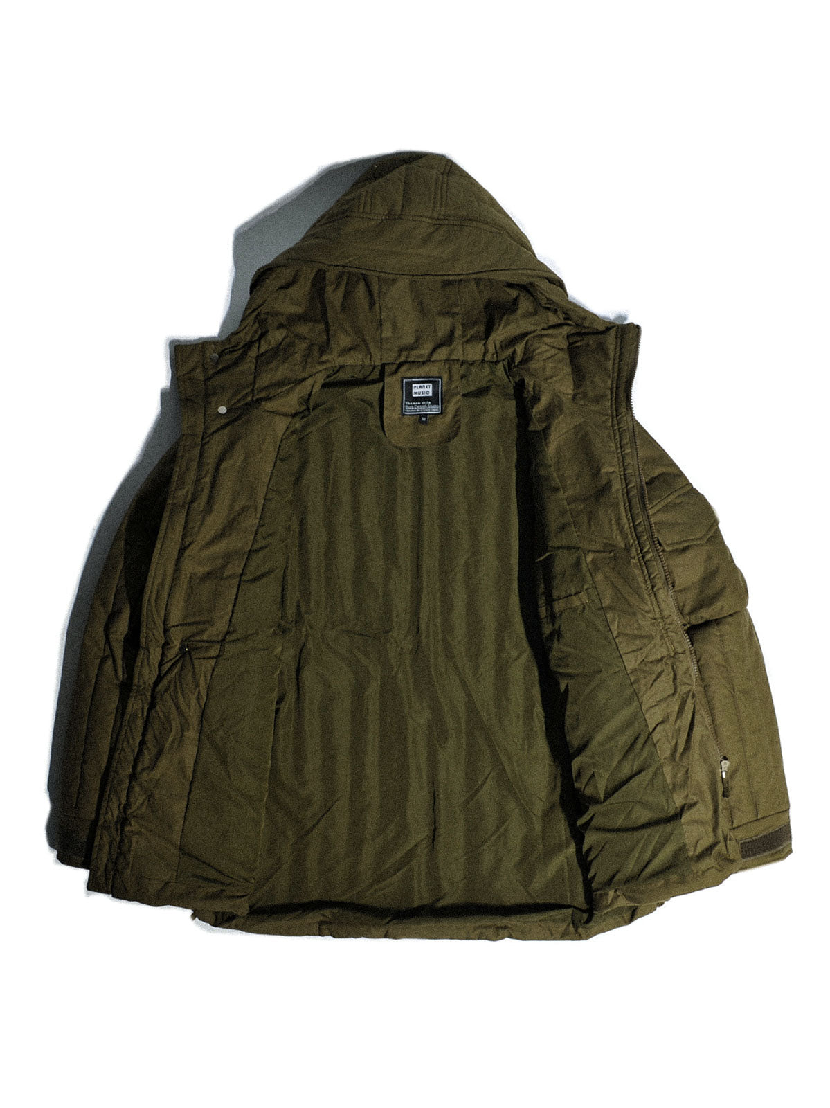 製品画像: M51改良型フード付き中綿ジャケット、アメリカンミリタリー風のデザイン。大きな立体ポケットとドローコード付きフードが特徴で、優れた防風性と保温性を提供します。

詳細画像: フードに付属した小さなツバと風防ボタン、精梳コットン表地とシルク風中綿の組み合わせ。大きなサイドポケットと袖のマジックテープポケットのディテールが際立っています。