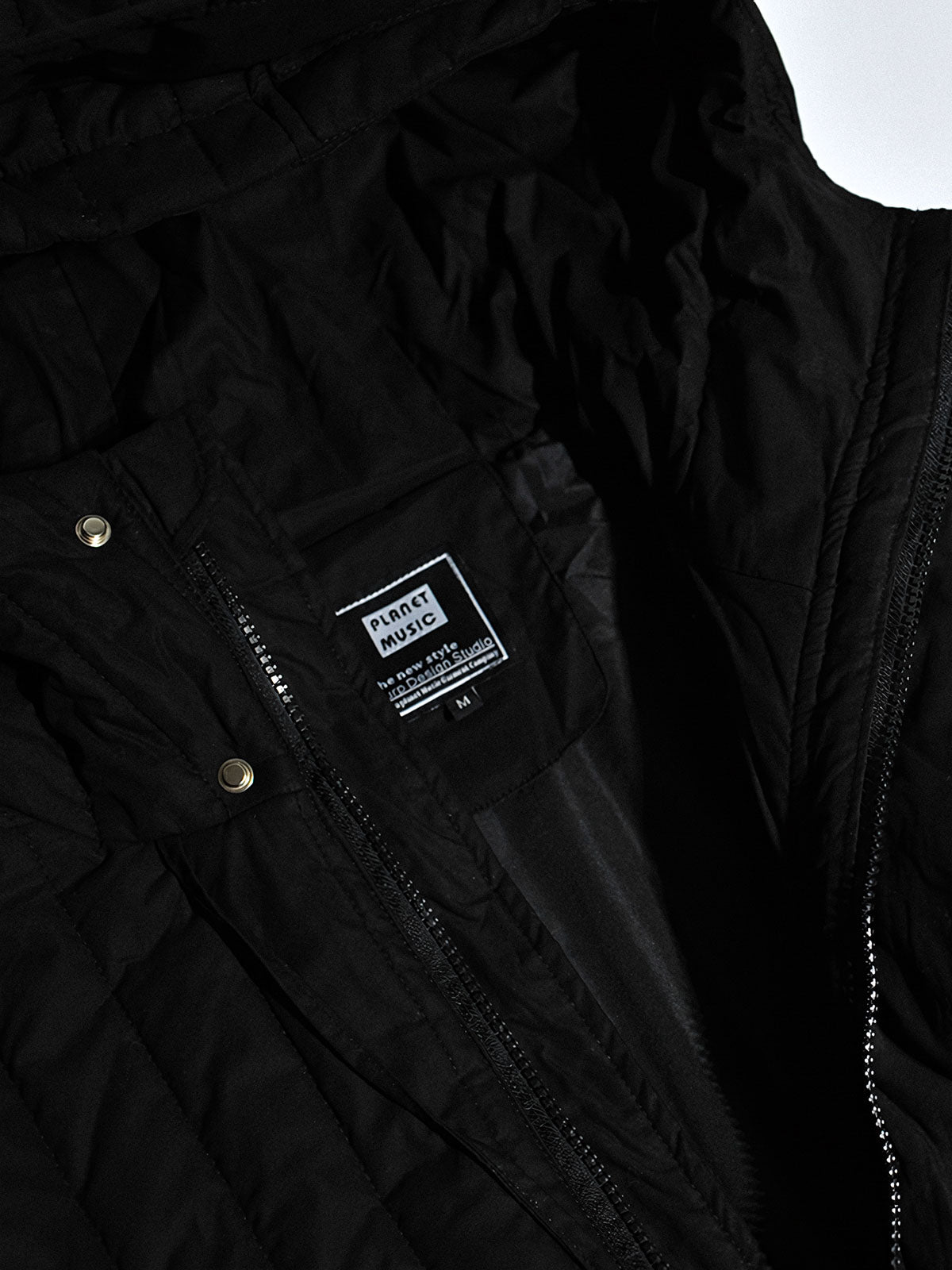 製品画像: M51改良型フード付き中綿ジャケット、アメリカンミリタリー風のデザイン。大きな立体ポケットとドローコード付きフードが特徴で、優れた防風性と保温性を提供します。

詳細画像: フードに付属した小さなツバと風防ボタン、精梳コットン表地とシルク風中綿の組み合わせ。大きなサイドポケットと袖のマジックテープポケットのディテールが際立っています。