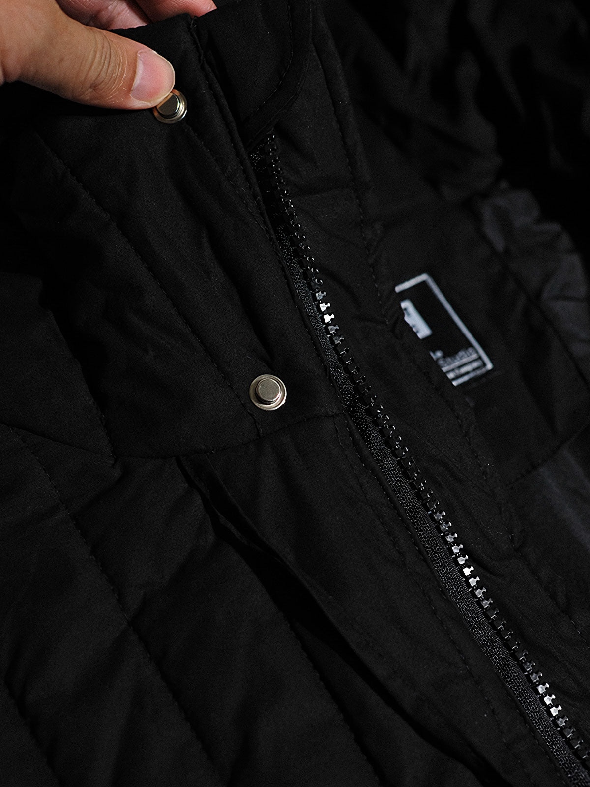 製品画像: M51改良型フード付き中綿ジャケット、アメリカンミリタリー風のデザイン。大きな立体ポケットとドローコード付きフードが特徴で、優れた防風性と保温性を提供します。

詳細画像: フードに付属した小さなツバと風防ボタン、精梳コットン表地とシルク風中綿の組み合わせ。大きなサイドポケットと袖のマジックテープポケットのディテールが際立っています。