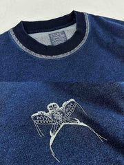 製品画像：藍染めスワローカイト刺繍スウェット、伝統的な藍染め技法と繊細なスワローカイト刺繍が融合した個性的なデザイン。100%コットン素材を使用し、自然なグラデーション効果と肌に優しい着心地が特徴。

詳細画像：スワローカイト刺繍のディテールアップ、藍染め技法による美しいグラデーション効果と、精梳コットン表地とシルク風中綿を使用した高級感あるデザイン。植物染色技法で自然な美しさを強調。