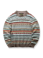 製品画像：クラシックなフェアアイル柄デザインのクリスマスセーター、ウール混紡素材で温かみのある着心地。祝祭的な雰囲気を演出するデザイン。

詳細画像：フェアアイル柄のジャガード編みディテール、クリスマスシーズンにぴったりのデザイン。ウール混紡素材で柔らかく快適な保温性を提供。