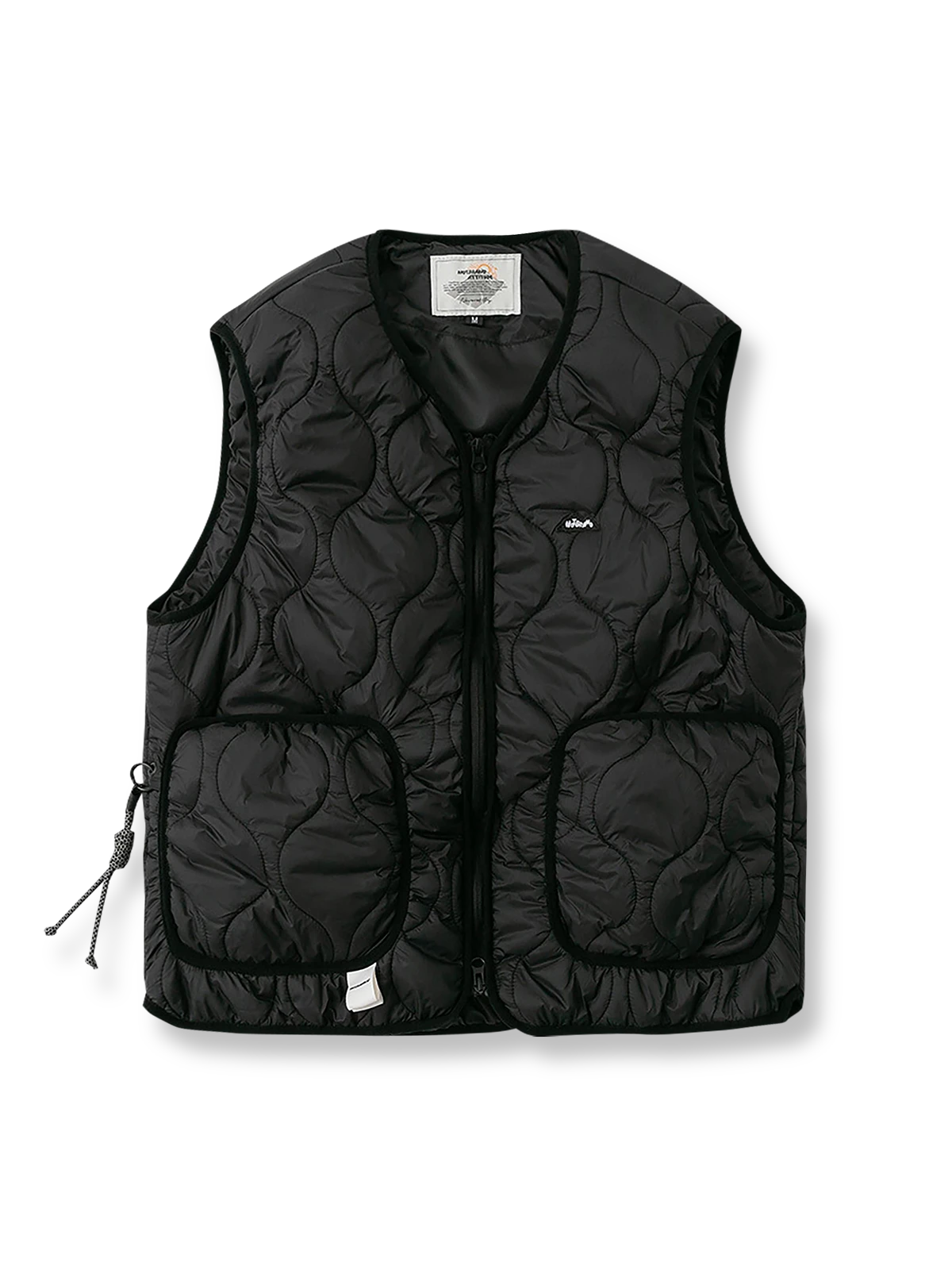 製品画像: ウェーブキルティング軽量中綿ベスト正面展示画像。立体的なウェーブキルティングデザインが特徴の軽量ベスト、秋冬のアウトドアや日常のコーディネートに最適。

詳細画像: ウェーブキルティングディテールのクローズアップ。細やかな縫製と、保温性を保ちながら膨らみを抑えたデザインが強調された素材感。