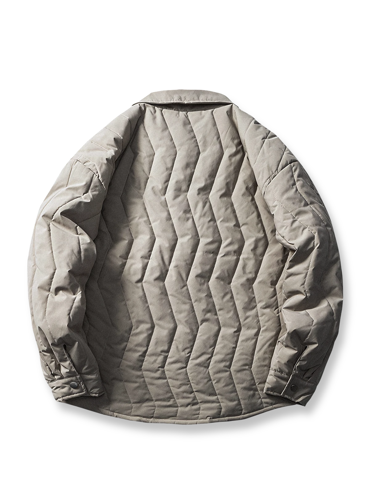 製品画像: ビンテージワークスタイルのキルティング＆デザインライン中綿ジャケット正面画像、大きなポケット付きで実用性が高い、暖かさと軽さを兼ね備えたポリエステル製ジャケット。

詳細画像: キルティング加工とデザインラインのディテール、実用的な大きなポケットと立体的な縫製が特徴的な中綿ジャケット。秋冬にぴったりの暖かいアウター。