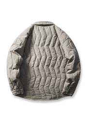 製品画像: ビンテージワークスタイルのキルティング＆デザインライン中綿ジャケット正面画像、大きなポケット付きで実用性が高い、暖かさと軽さを兼ね備えたポリエステル製ジャケット。

詳細画像: キルティング加工とデザインラインのディテール、実用的な大きなポケットと立体的な縫製が特徴的な中綿ジャケット。秋冬にぴったりの暖かいアウター。