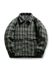 製品画像: クラシックなチェック柄中綿ジャケットの正面展示画像、ダウンコットン充填で秋冬にぴったりな暖かさを提供するジャケット。

詳細画像: チェック柄のディテールとダウンコットン充填デザイン、保温性と快適性を兼ね備えた中綿ジャケットの生地感。