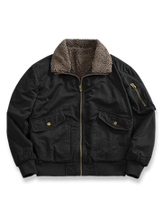 製品画像: 裏起毛厚手フライトジャケットの正面展示画像、アメカジスタイルでデザインされた高密度コットン生地と優れた保温性を提供するジャケット。

詳細画像: フライトジャケットの袖口と裾の高密度リブデザインのディテール、裏起毛で暖かさを強化し、立体感のあるシルエットを演出。