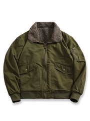 製品画像: 裏起毛厚手フライトジャケットの正面展示画像、アメカジスタイルでデザインされた高密度コットン生地と優れた保温性を提供するジャケット。

詳細画像: フライトジャケットの袖口と裾の高密度リブデザインのディテール、裏起毛で暖かさを強化し、立体感のあるシルエットを演出。