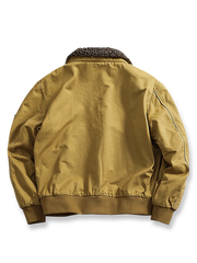 製品画像: 裏起毛厚手フライトジャケットの正面展示画像、アメカジスタイルでデザインされた高密度コットン生地と優れた保温性を提供するジャケット。

詳細画像: フライトジャケットの袖口と裾の高密度リブデザインのディテール、裏起毛で暖かさを強化し、立体感のあるシルエットを演出。