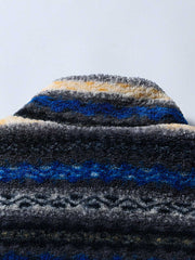 製品画像: リバーシブルデザインのラムファーワークベスト正面展示画像、民族風スタイルで暖かさと快適さを提供するユニセックスアイテム。

詳細画像: ベストの内側に施されたラムファーのディテールアップ、リバーシブルデザインによるコーディネートの幅が広がる特徴。